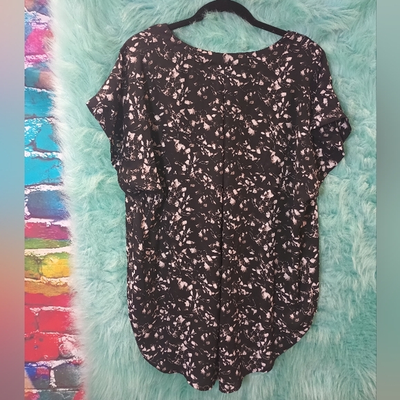 Simply Vera Vera Wang Black and Gray V-Neck Floral Blouse Size XXL - Picture 2 of 10